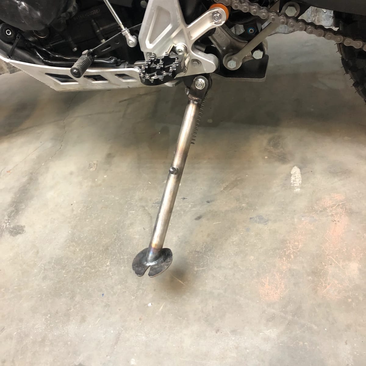 PATA APOYO T7 Camel Toe Sidestand3