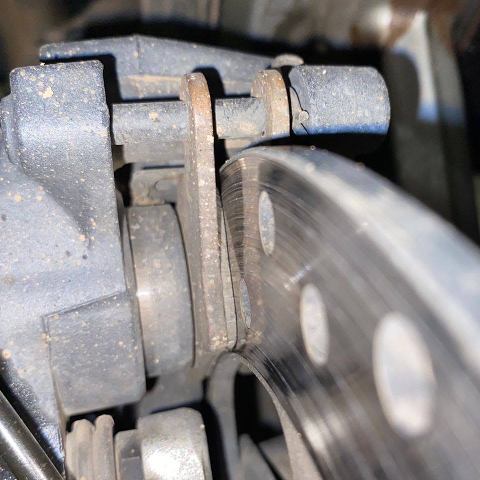 CAMBIO DE PASTILLAS DE FRENOS TRASERO2