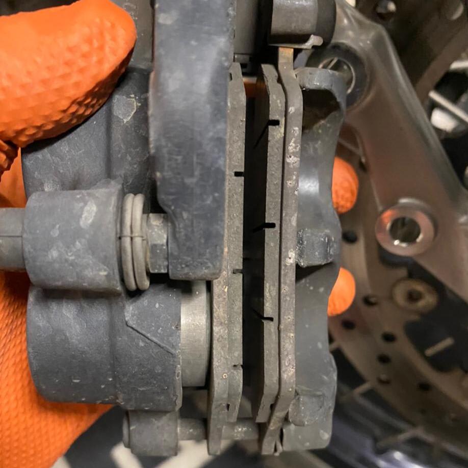 CAMBIO DE PASTILLAS DE FRENOS DELANTERO2