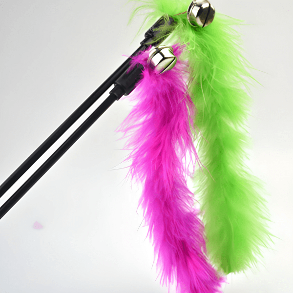JUGUETE GATO CAMPANA Y PLUMA1