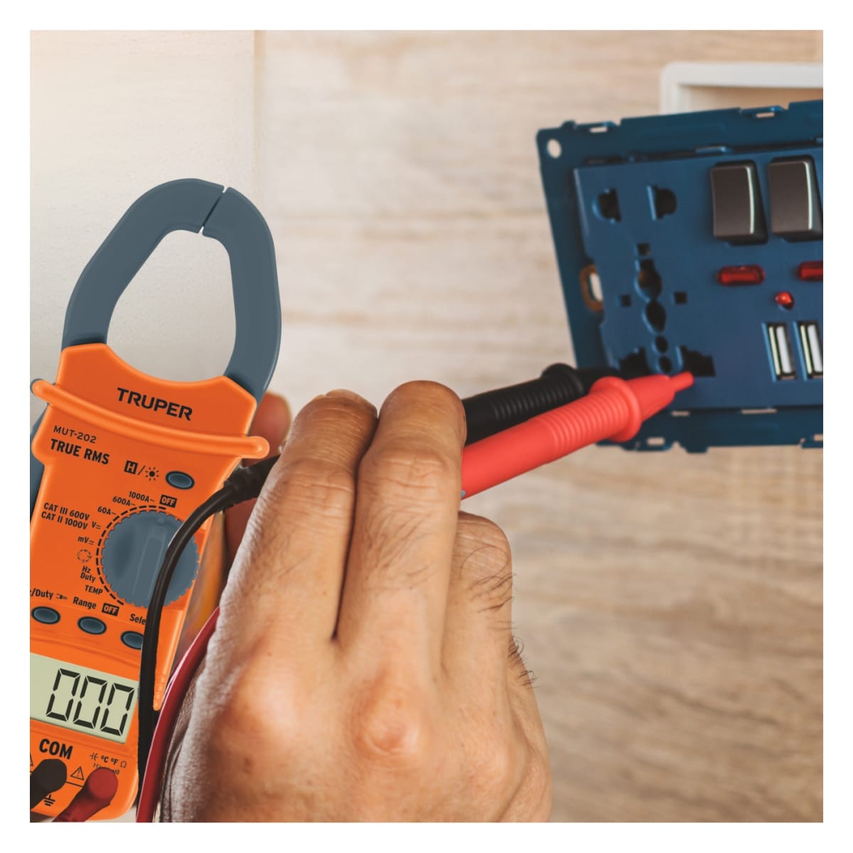 Pinza amperimétrica + pelacables automático + desarmadores Truper6