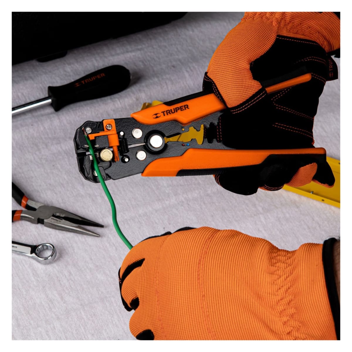 Pinza amperimétrica + pelacables automático + desarmadores Truper5