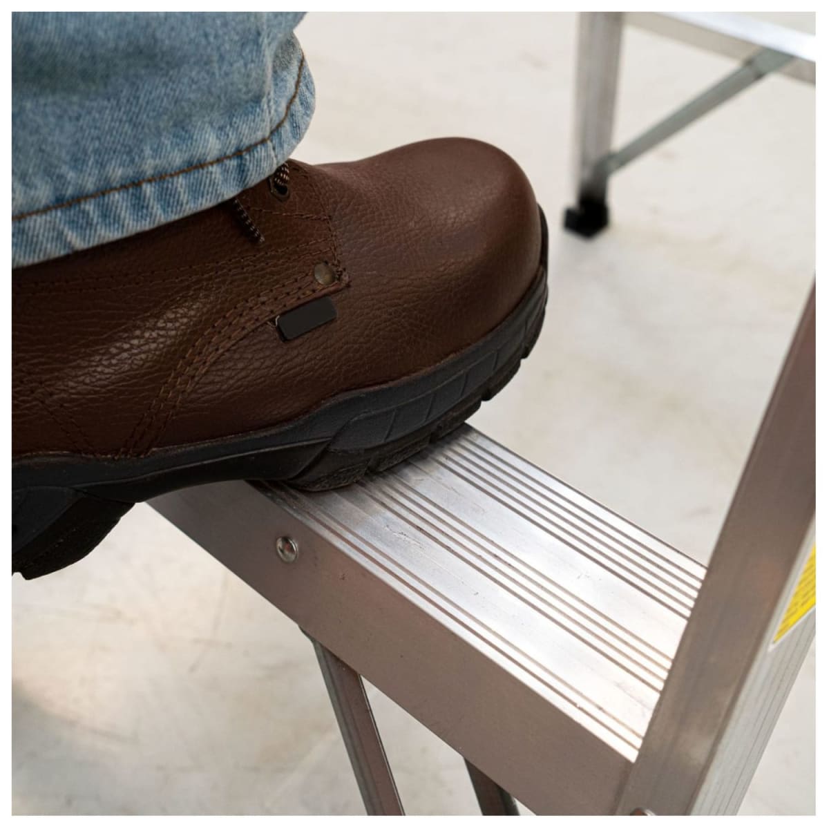 Escalera Tipo Tijera 3 Peldaños Soporta 150 Kg Truper5