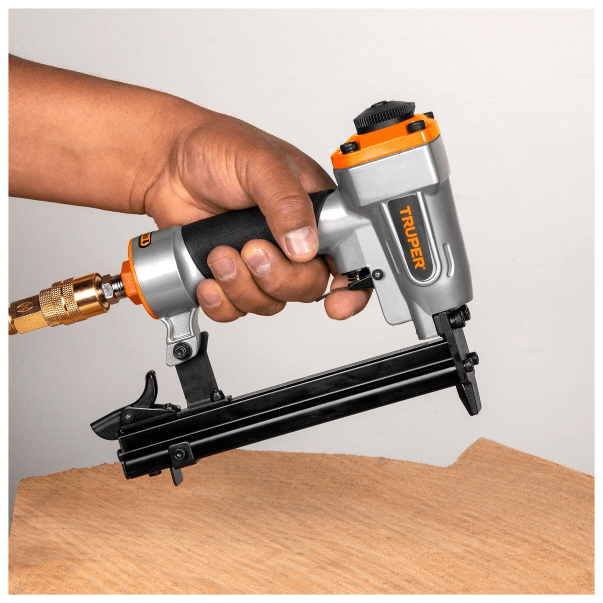 Kit Compresora 25 L , manguera 10m con clavadora y engrapadora Calibre 18 Truper8