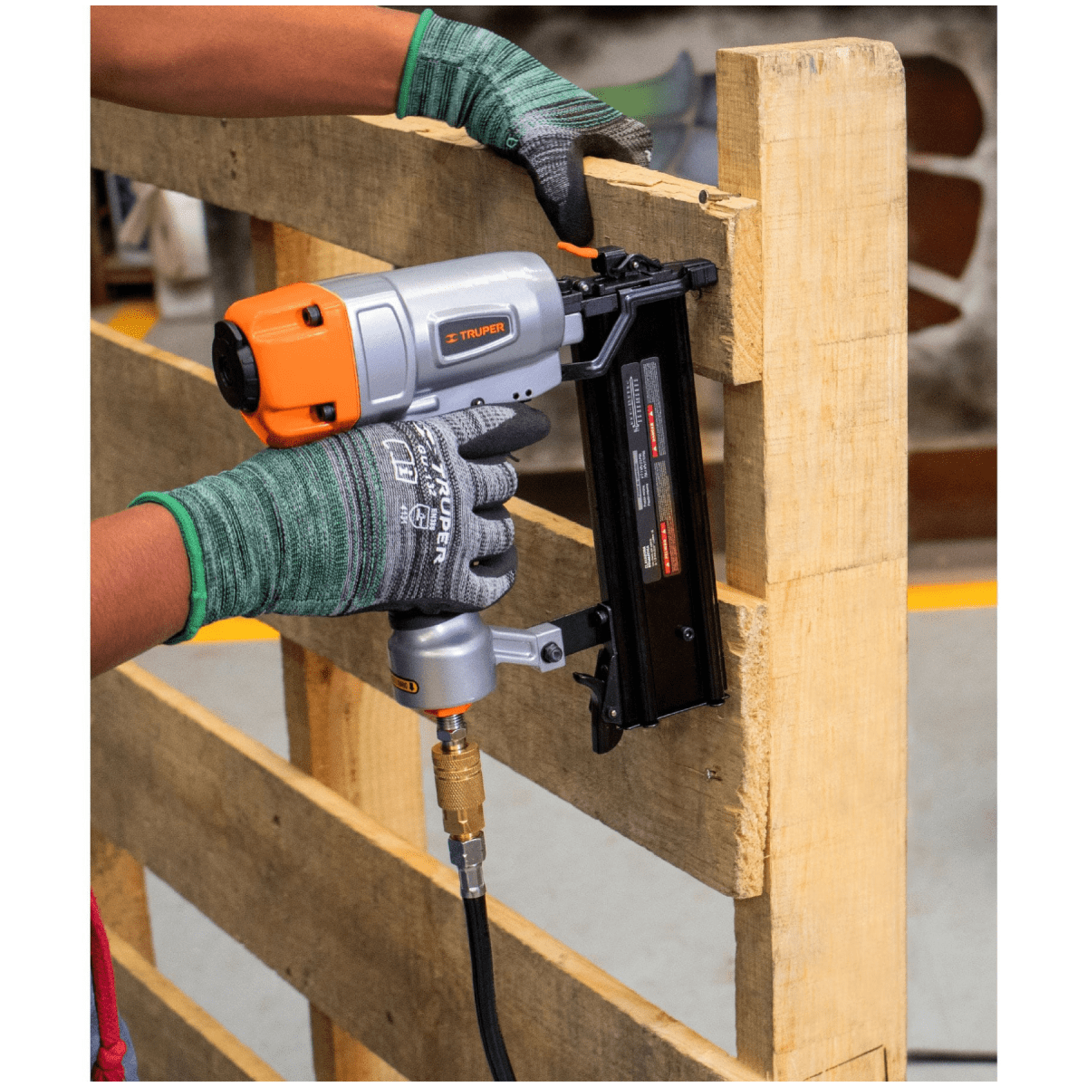 Kit compresora 25 L manguera 5m con clavadora nehumatica calibre 18 Truper3