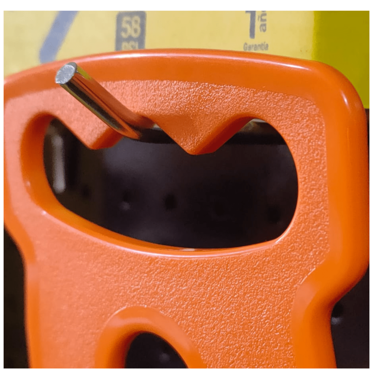 Gancho plástico naranja para manguera de jardín Truper5