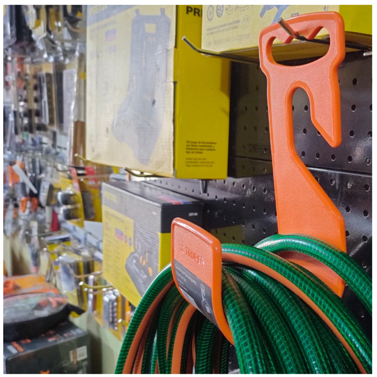 Gancho plástico naranja para manguera de jardín Truper7