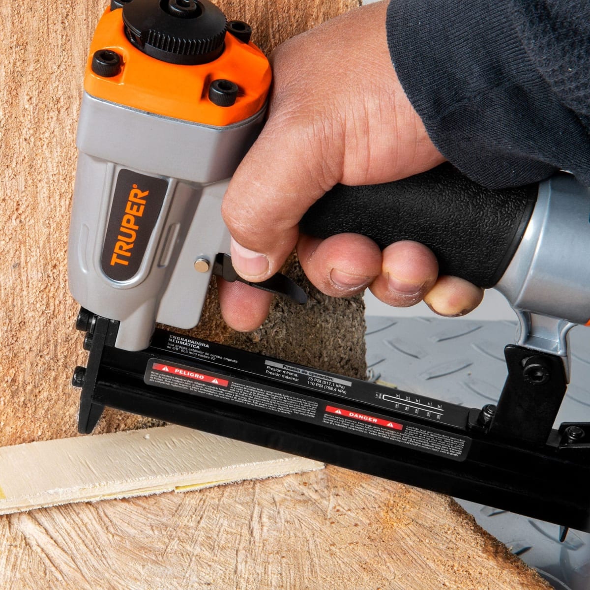 Kit compresora 25 L manguera 10m con engrapadora nehumatica calibre 18 Truper6