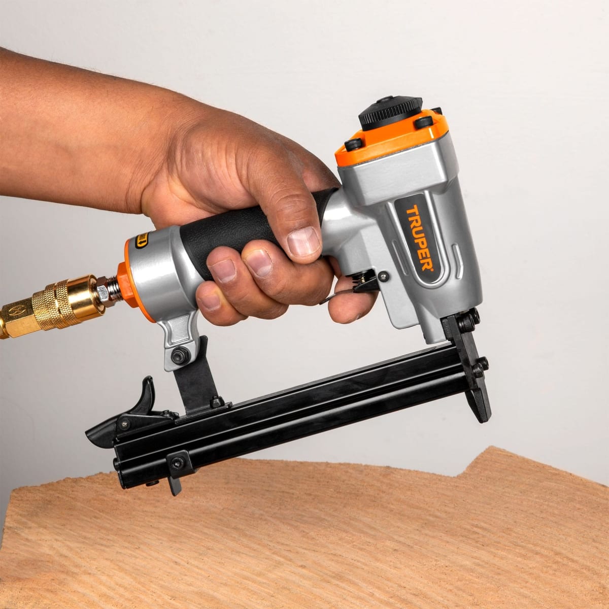 Kit compresora 25 L manguera 10m con engrapadora nehumatica calibre 18 Truper7