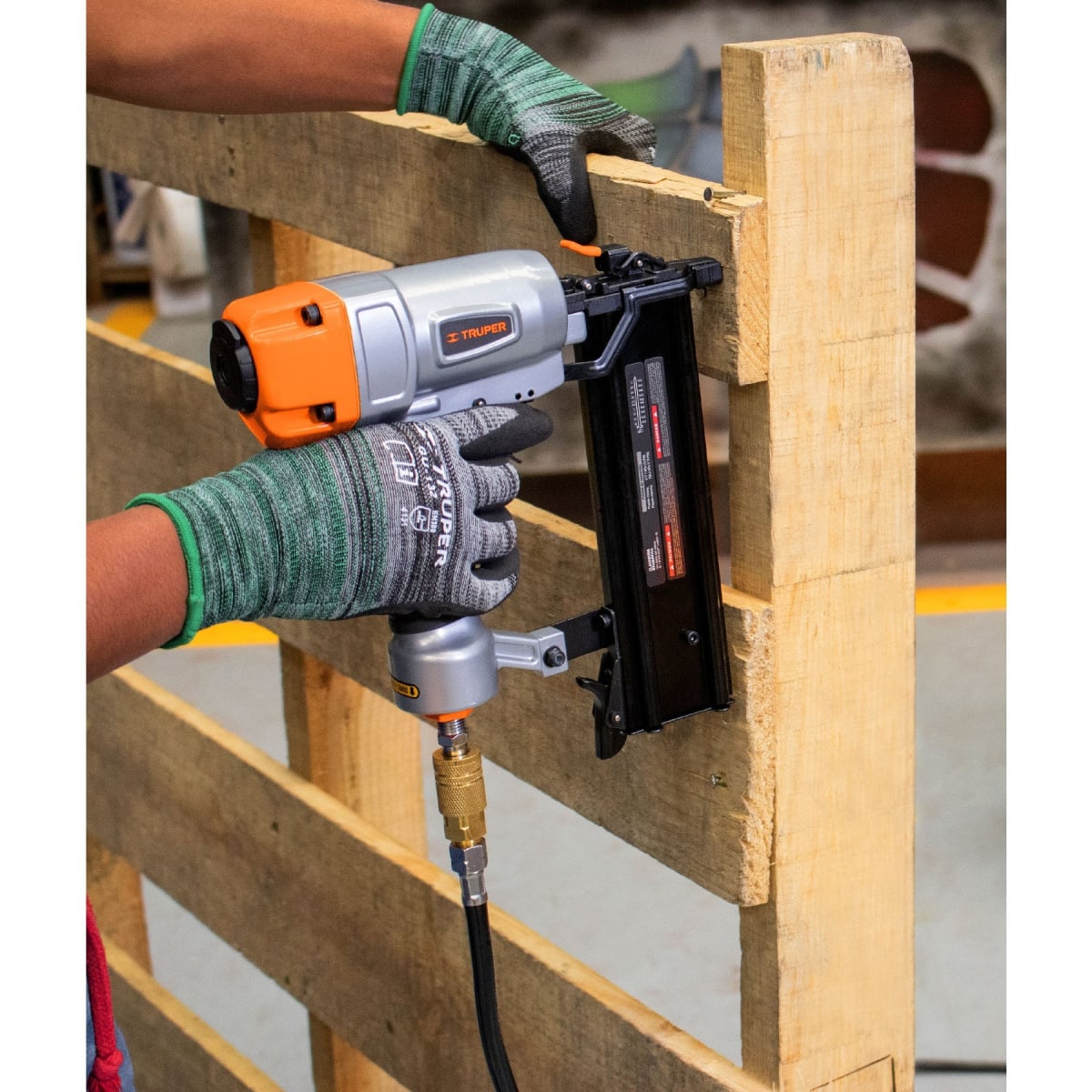 Kit compresora 25 L manguera 10m con clavadora nehumatica calibre 18 Truper5