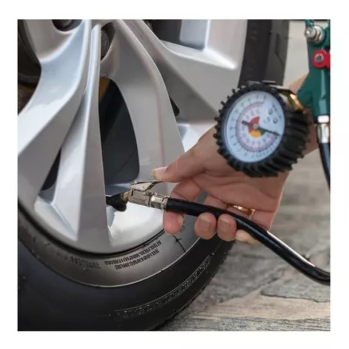 Pistola infladora de llanta con manómetro 12bar Total4