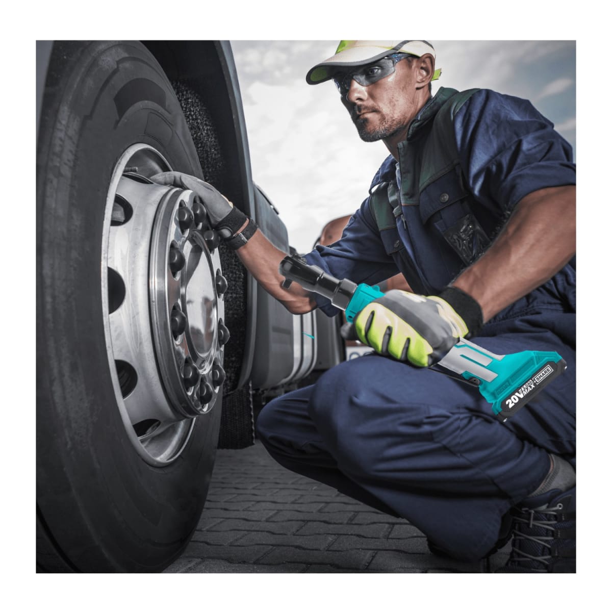 Llave ratchet 65nm + batería y cargador Total4