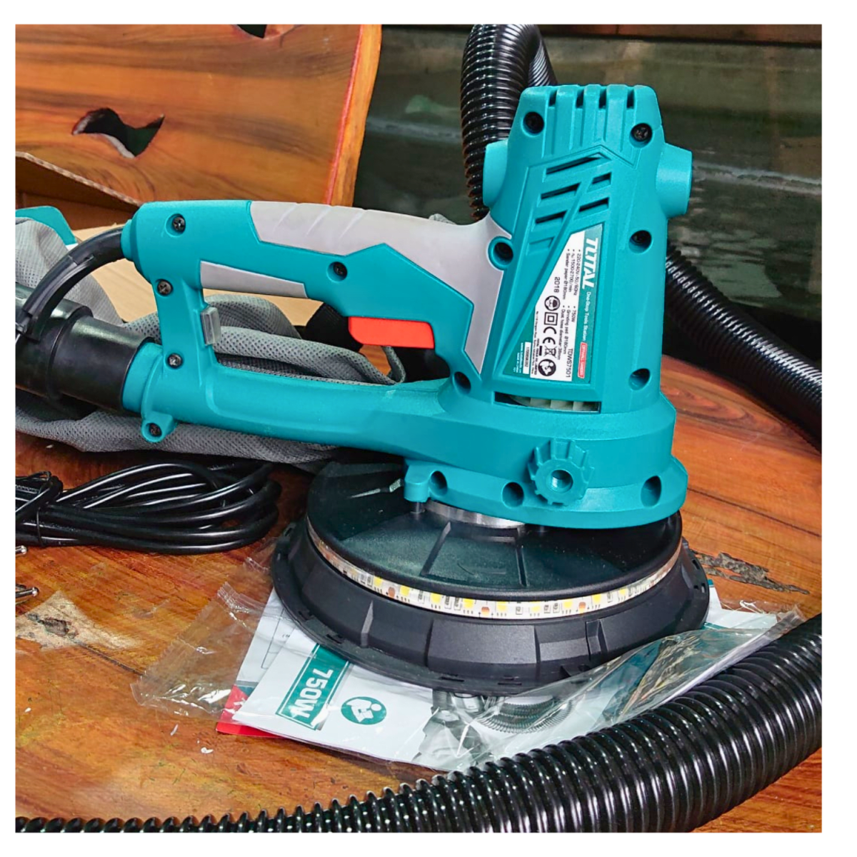 Lijadora de Drywall 750W 180MM con luz industrial Total4