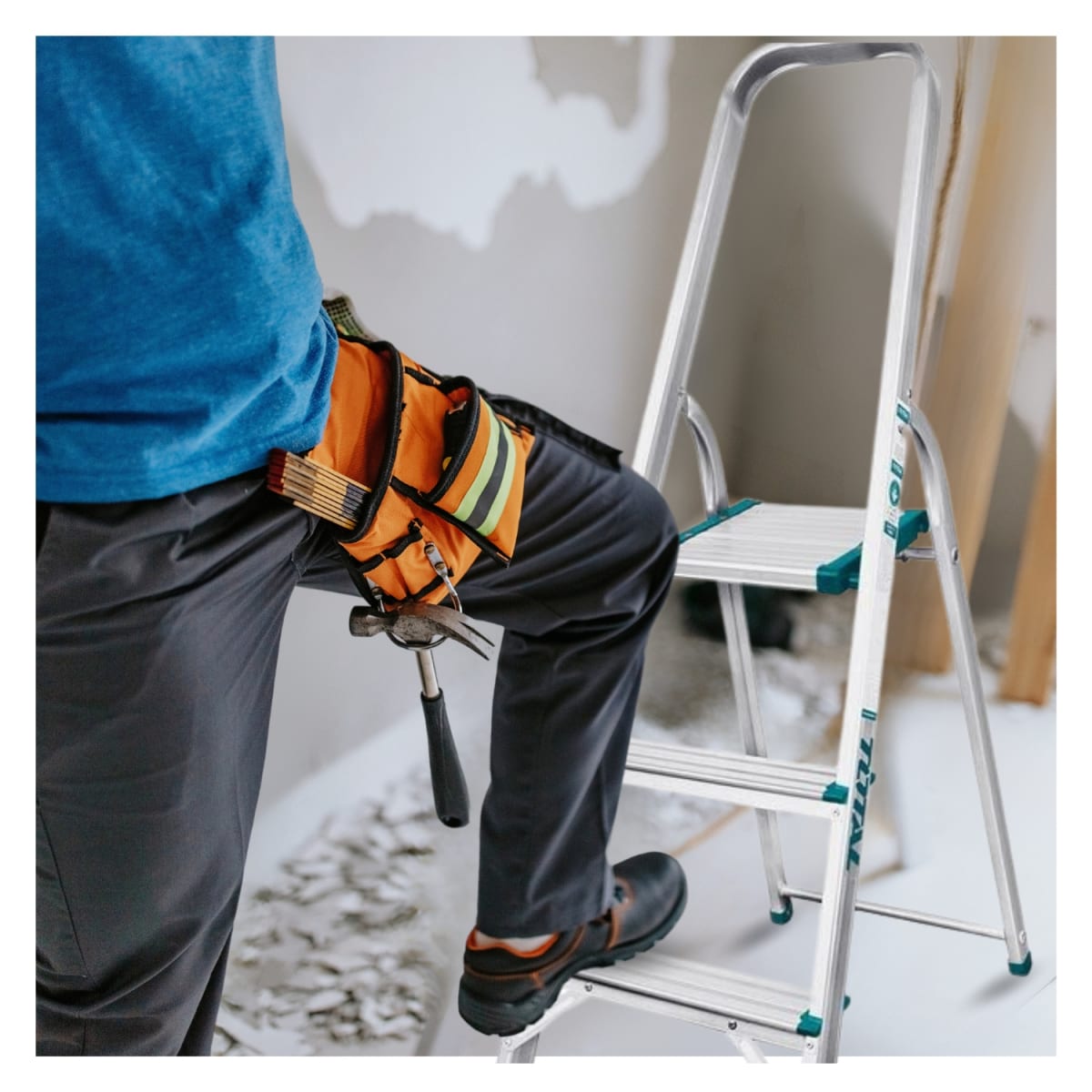 Escalera tubular 4 peldaños soporta 150 kg Total5