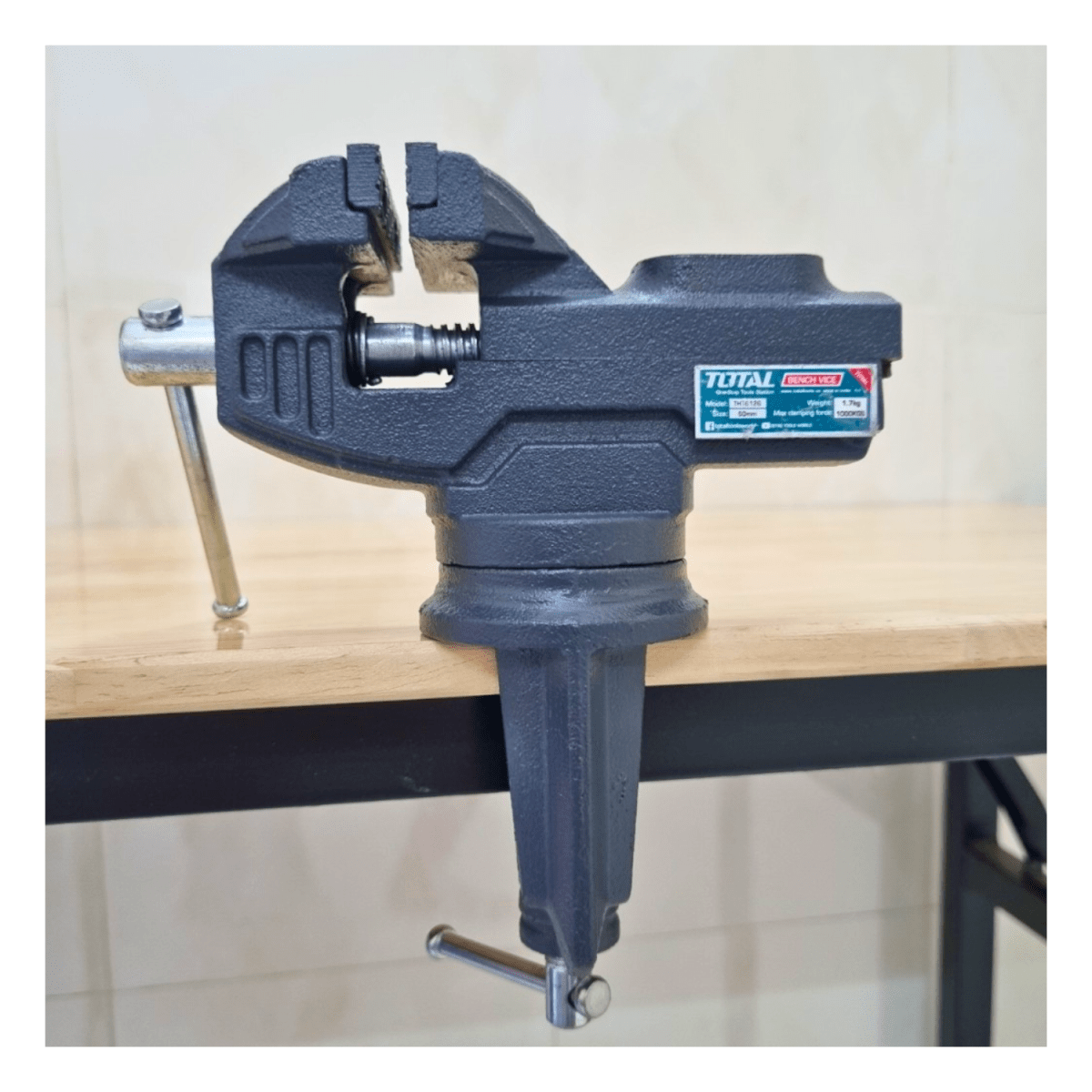 Tornillo de banco con base giratoria 60mm soporta 100Kg Total4