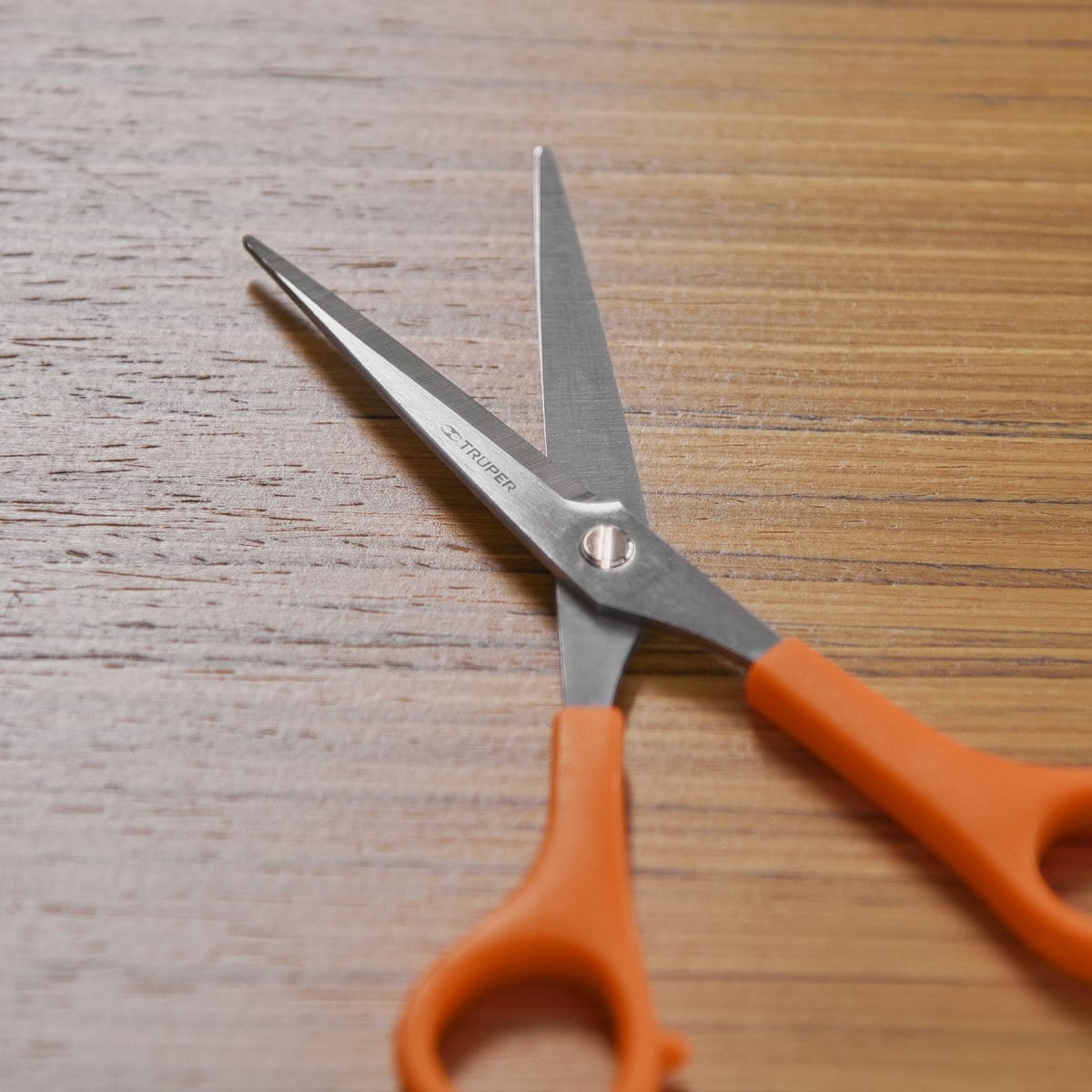 Tijera 6´´ de acero inoxidable con gancho para estilista Truper4