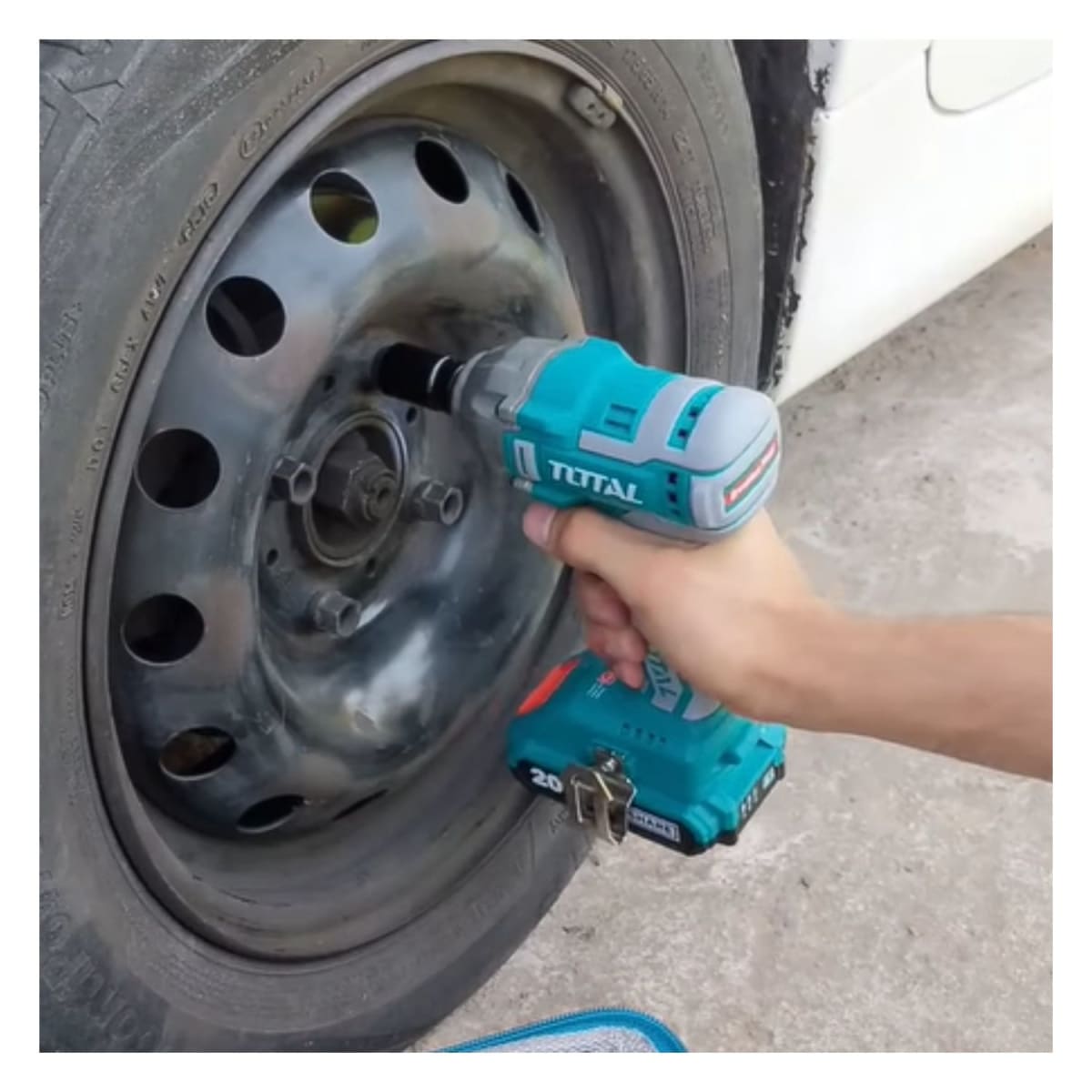 Llave de impacto 300nm incluye 2 baterías Total5