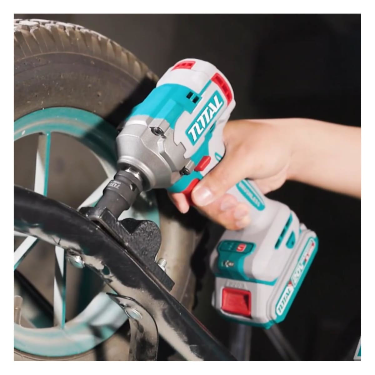 Llave de impacto 400 Nm + 2 baterías 2ah Total7