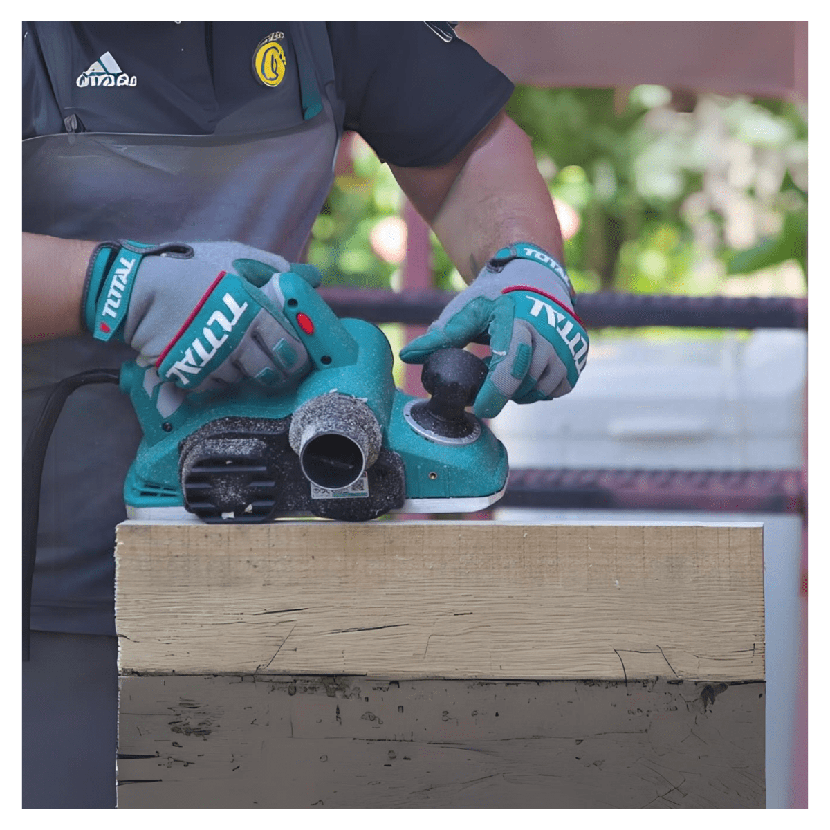 Cepillo carpintero eléctrico 1050W Total4