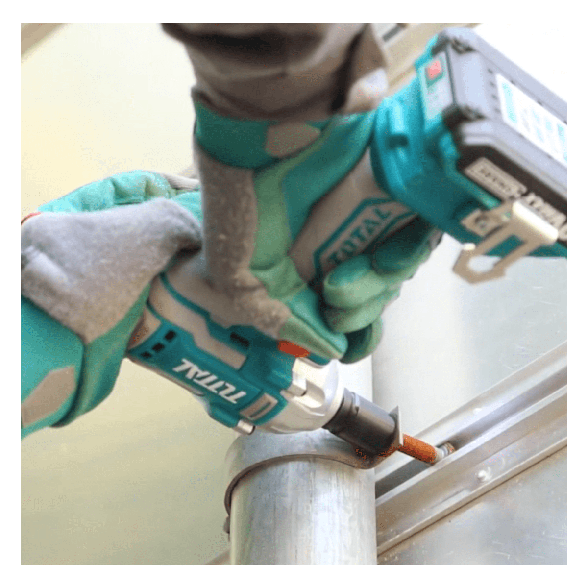 Combo llave de impacto 20v + llave ratchet 20v + set dados Total6