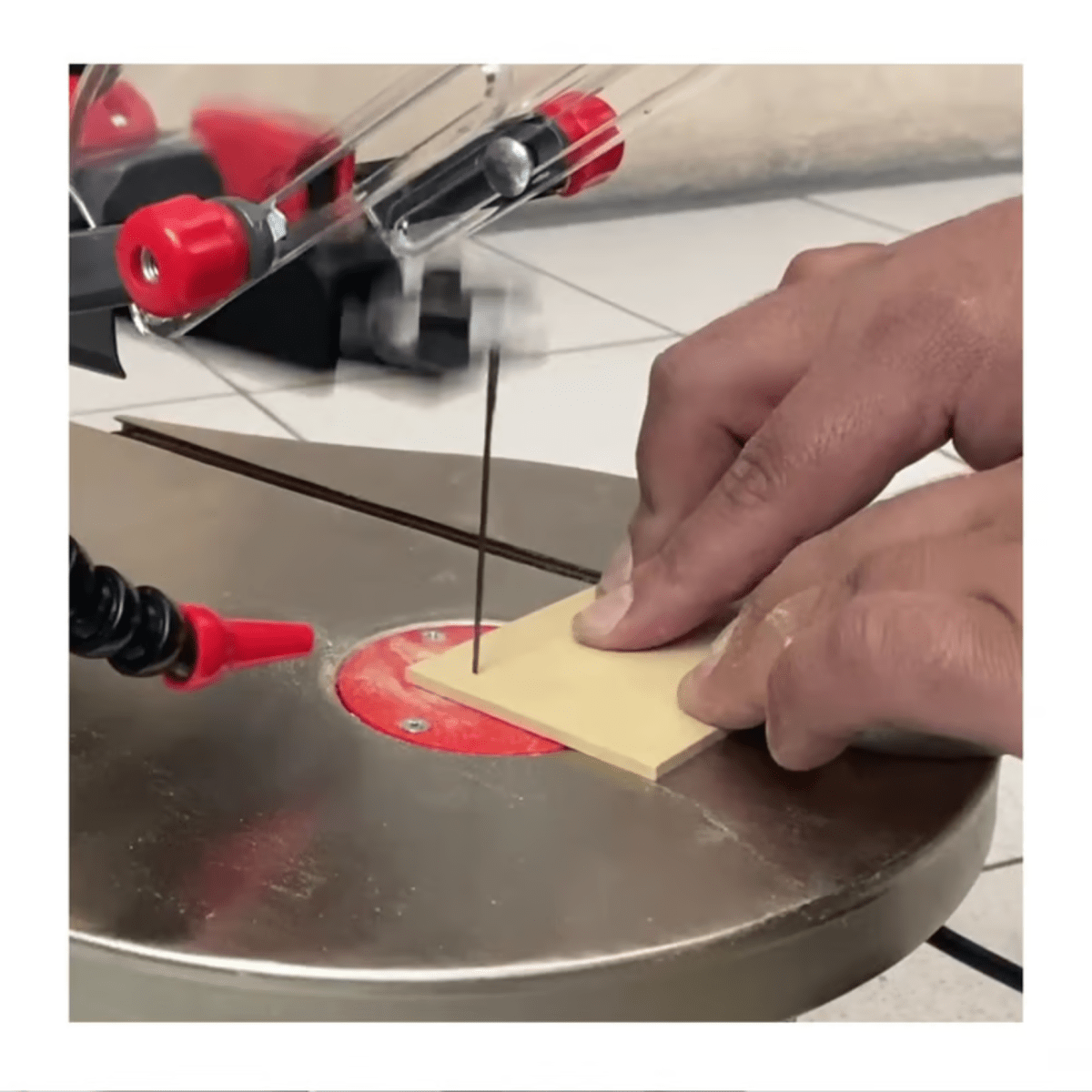 Sierra caladora de mesa 85w Total4