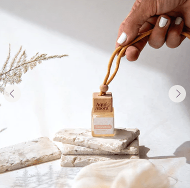 Difusores Colgantes de Auto - Aqui&Ahora - Jardines de Arabia (Sándalo, Grass y Caramelo).1