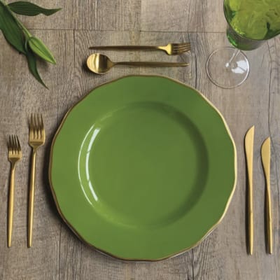 Plato de sitio verde con borde dorado