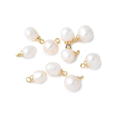 Dije colgante perla natural 5 mm baño oro / unidad
