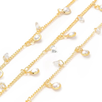 Cadena con círculo colgante y perlas sintéticas baño de oro / metro
