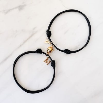 Regalos San Valentin pulseras pareja inicial e imantadas / set