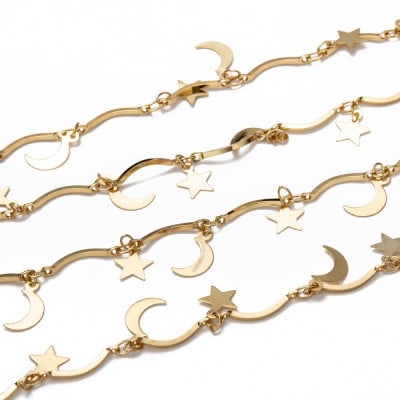Cadena con barras lunas y estrellas colgantes baño de oro / metro