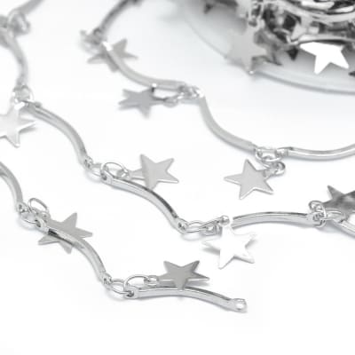 Cadena barra y estrellas colgantes baño de platino / metro