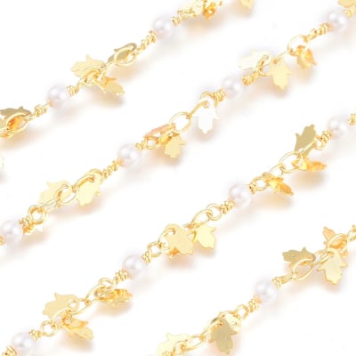 Cadena con perlas y hamsa colgantes baño de oro / metro