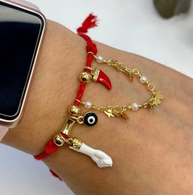 Pulsera cordón rojo con amuletos protectores / unidad
