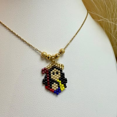 Collar con Virgen Divina Pastora tejida miyuki / unidad