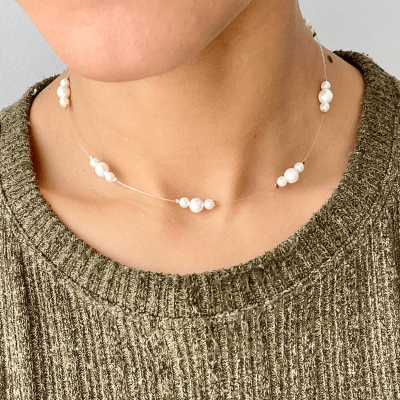 Collar choker invisible con perlas flotantes triple ajustable / unidad