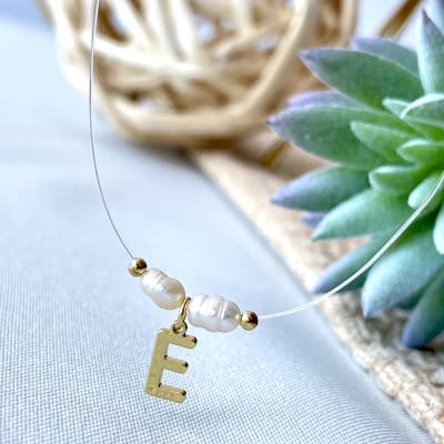 Collar choker invisible con perlas inicial ajustable / unidad