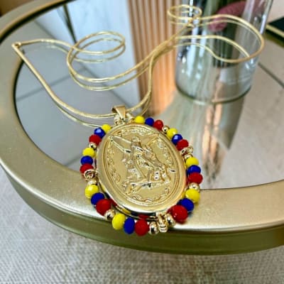 Collar con medalla San Miguel Arcángel tejido alambrismo / unidad