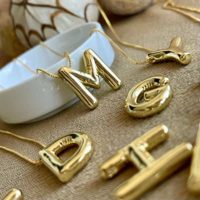 Collar ajustable con Maxi letra Inicial 23 mm baño de oro / unidad