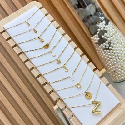 Collar con letra inicial VTE / unidad