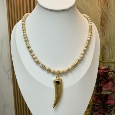 Collar piedra fósil crema con maxi cuerno baño de oro / unidad