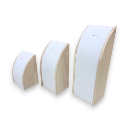 Set 3 exhibidores forma de arco madera eco cuero blanco / set