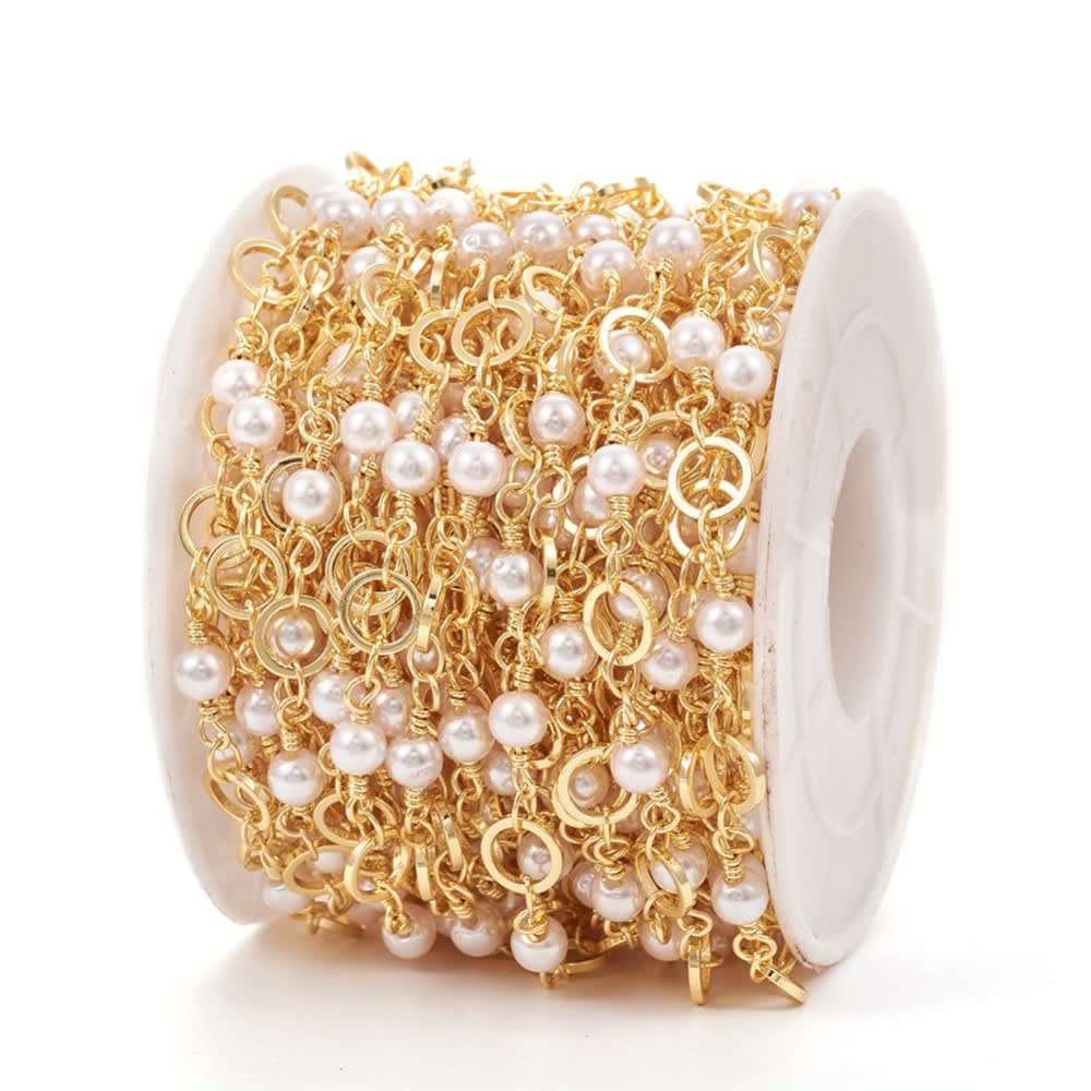 Cadena con círculos y perlas sintéticas en baño de oro / metro2