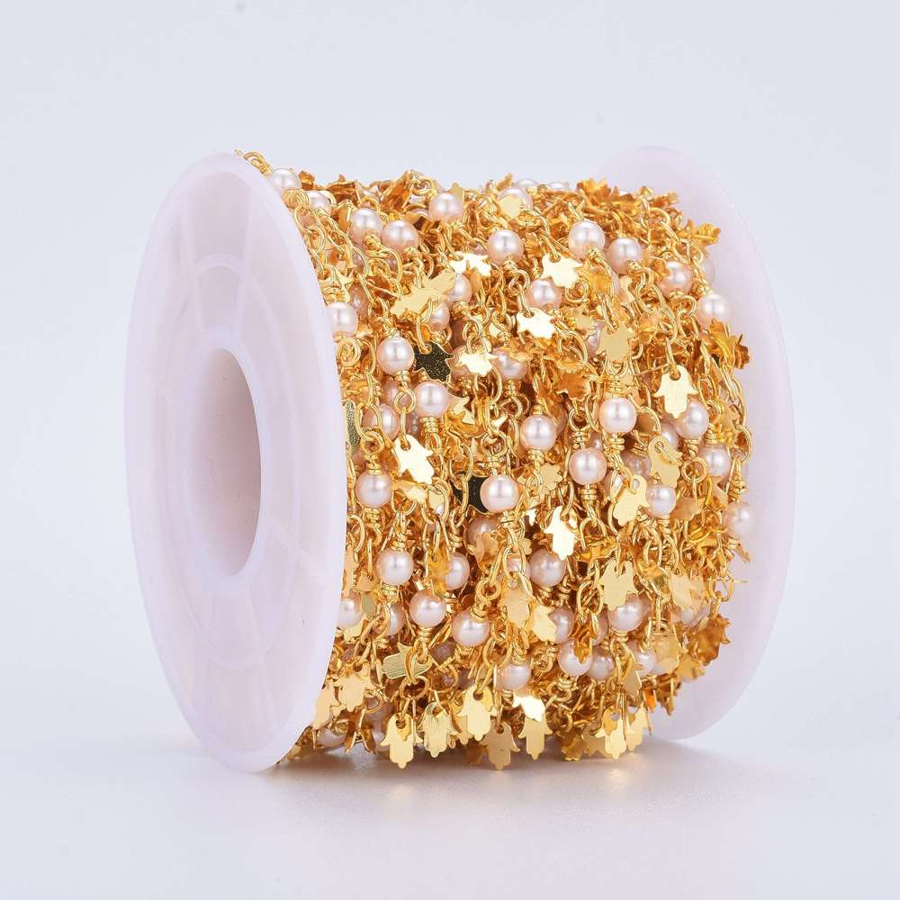 Cadena con perlas y hamsa colgantes baño de oro / metro2