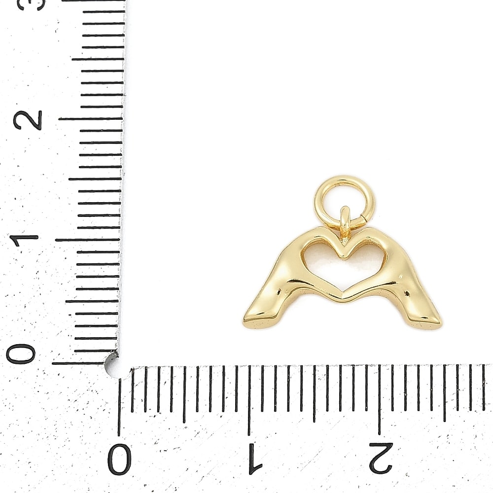 Dije colgante gesto corazón con manos 10.5 mm baño oro  / unidad3