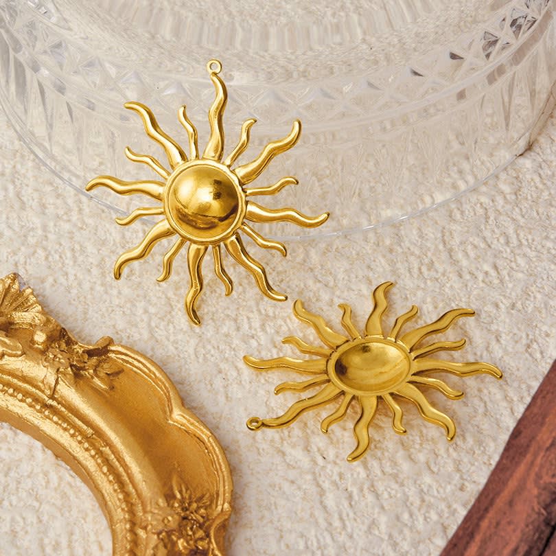 Dije colgante sol 43 mm acero dorado / unidad2