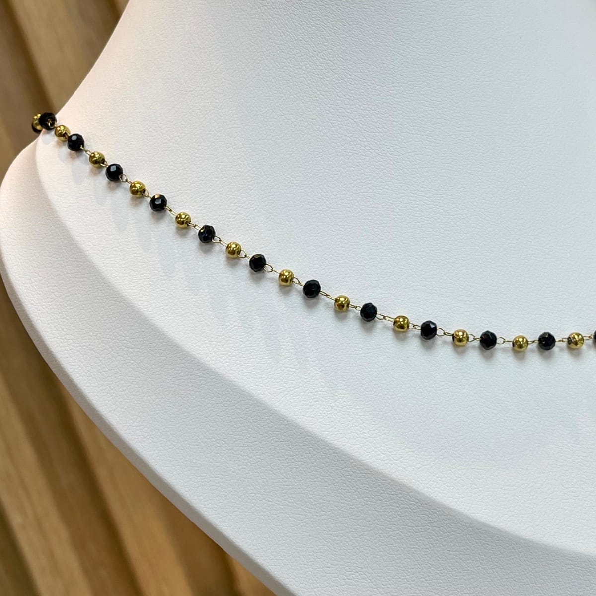 Collar con cristal negro 3 mm acero dorado / unidad2