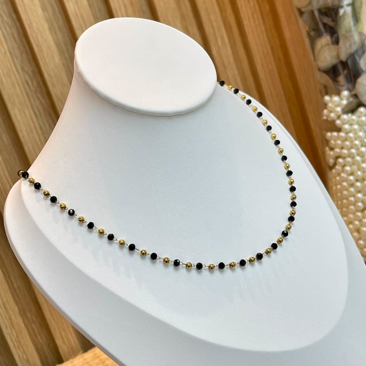 Collar con cristal negro 3 mm acero dorado / unidad1