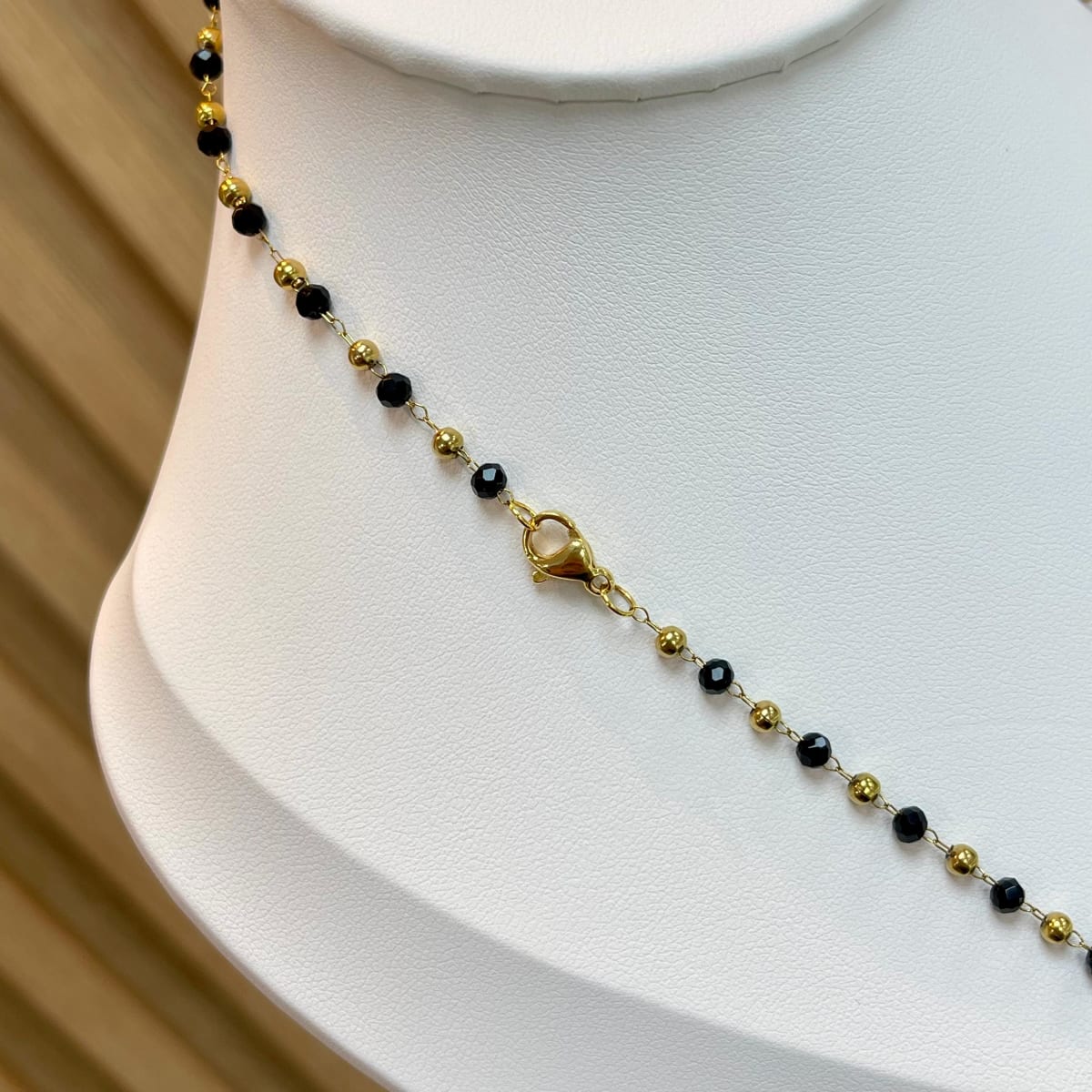 Collar con cristal negro 3 mm acero dorado / unidad3