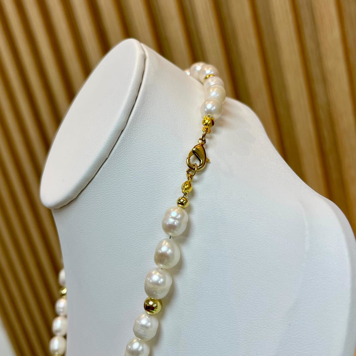 Collar con perla de río y balines acero dorado / unidad2